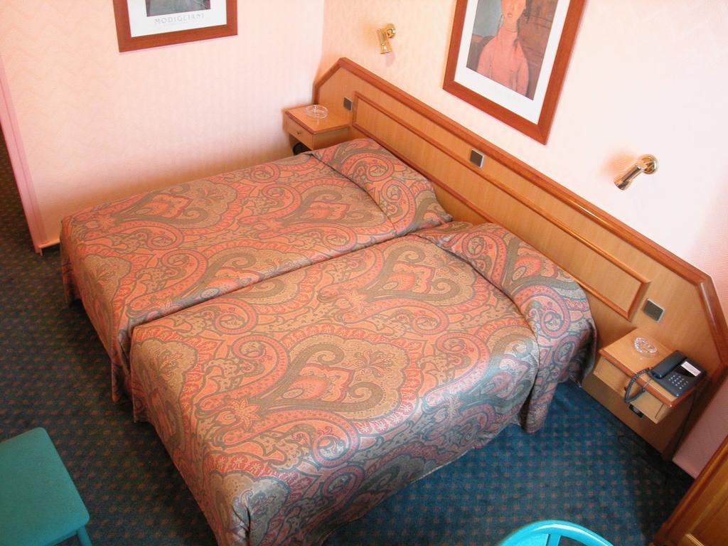 Hotel De La Paix Лил Екстериор снимка